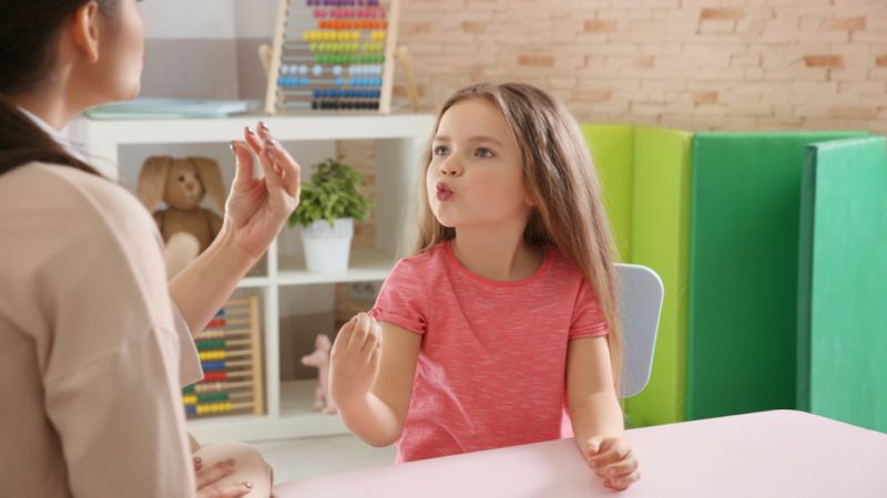 علل و علائم دیر حرف زدن کودک