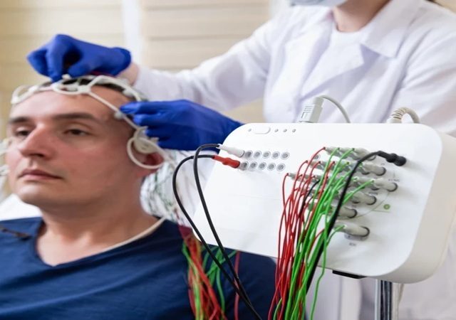 نوروتراپی و درمان‌های غیردارویی | کلینیک مغز و اعصاب اصفهان | کلینیک تخصصی مغز و اعصاب نورون