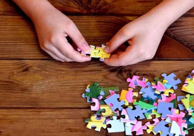 تأثیر بازی‌های فکری، پازل‌ها و اپلیکیشن‌های آموزشی بر تقویت حافظه و تفکر منطقی | کلینیک مغز و اعصاب اصفهان | کلینیک تخصصی مغز و اعصاب نورون
